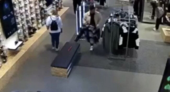 İstanbul'da AVM'lerden kıyafet çalan çete çökertildi! Nefes kesen operasyon kamerada İstanbul'da AVM'lerden kıyafet çalan çete çökertildi! Nefes kesen operasyon kamerada - 1. Resim