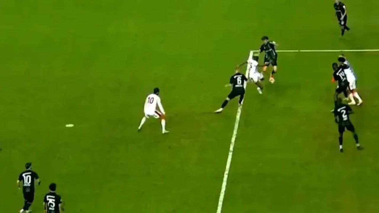 Kalecinin arkasındaki oyuncu ofsaytı bozar mı? Kalecinin arkasındaki oyuncu ofsaytı bozar mı?