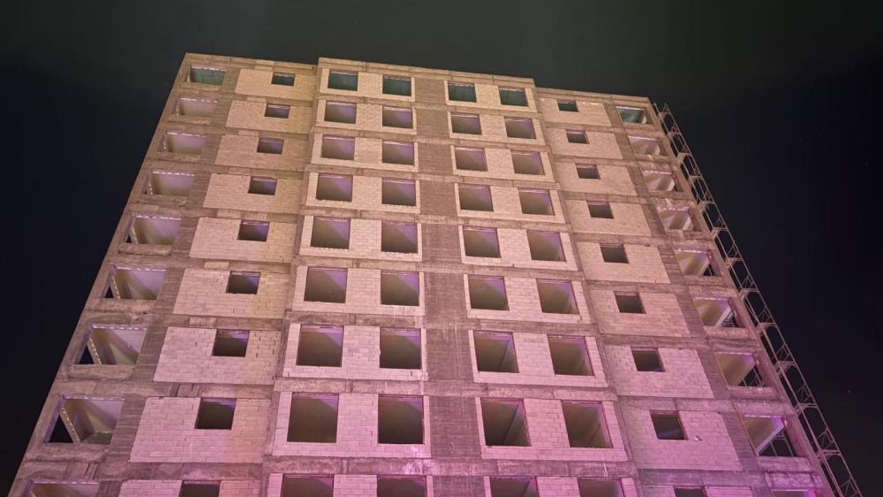 Kayseri&#039;de intihar etmek için 14. kata çıkan kadını polis ikna etti