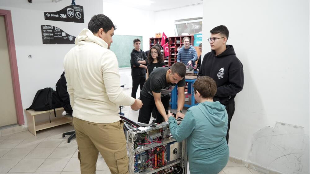 Kazan dairesinden dünya şampiyonluğuna: Lisede kurulan robotik takımı ödülleri topladı! - 1. Resim