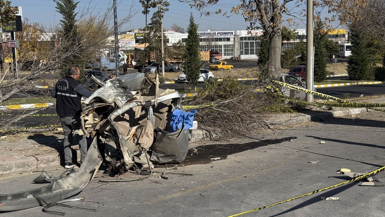 Nevşehir'de korkunç kaza: Otomobil ağaca çarpıp ikiye bölündü, 2 çocuk öldü Nevşehir'de korkunç kaza: Otomobil ağaca çarpıp ikiye bölündü, 2 çocuk öldü