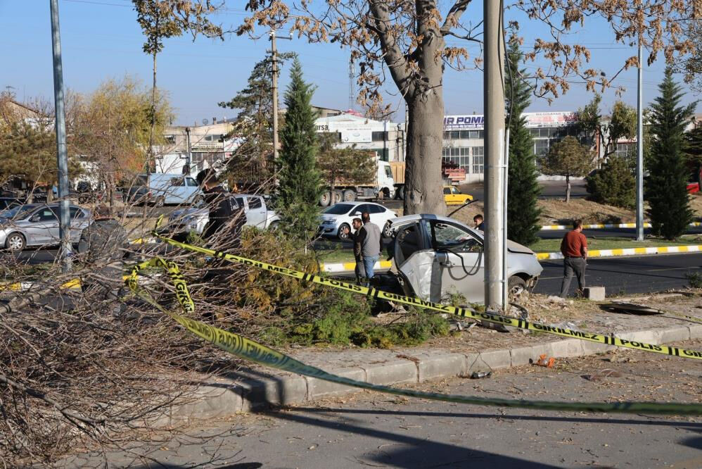 Nevşehir'de korkunç kaza: Otomobil ağaca çarpıp ikiye bölündü, 2 çocuk öldü Nevşehir'de korkunç kaza: Otomobil ağaca çarpıp ikiye bölündü, 2 çocuk öldü - 2. Resim