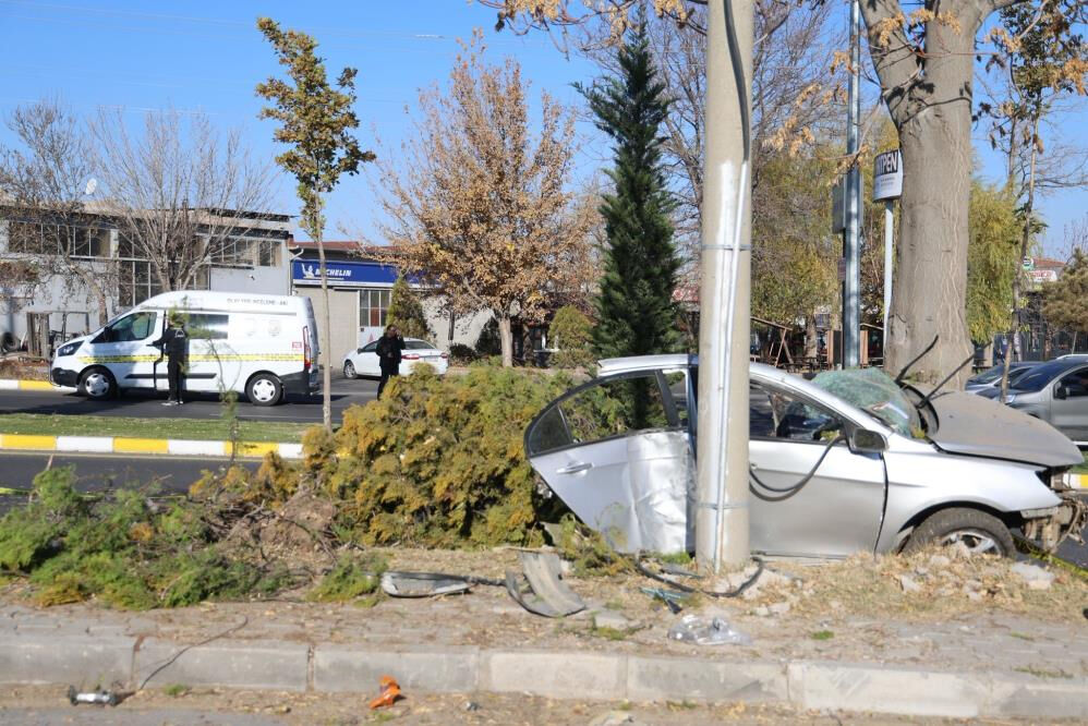 Nevşehir'de korkunç kaza: Otomobil ağaca çarpıp ikiye bölündü, 2 çocuk öldü Nevşehir'de korkunç kaza: Otomobil ağaca çarpıp ikiye bölündü, 2 çocuk öldü - 1. Resim