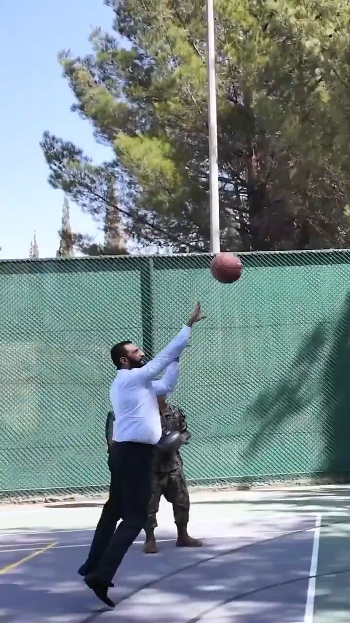 Suriye Cumhurbaşkanı Şara, ABD’li subaylarla dostluk maçı yaptı! Suriye Cumhurbaşkanı Şara, ABD’li subaylarla dostluk maçı yaptı! - 1. Resim