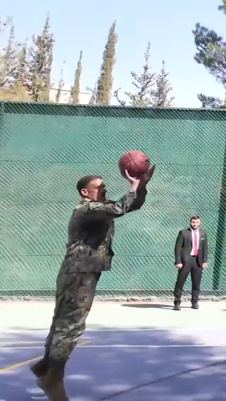 Suriye Cumhurbaşkanı Şara, ABD’li subaylarla dostluk maçı yaptı! Suriye Cumhurbaşkanı Şara, ABD’li subaylarla dostluk maçı yaptı! - 2. Resim