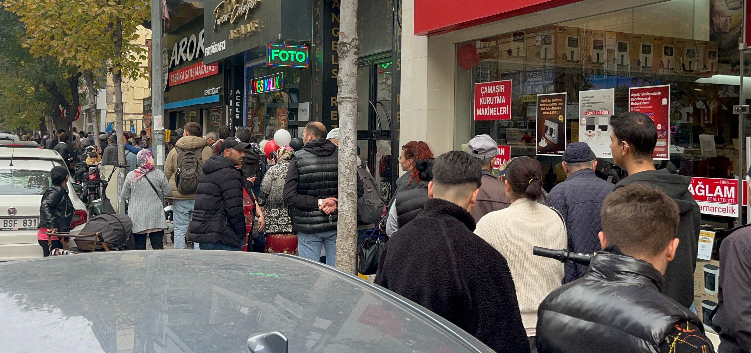 500 bin sosyal konut projesine ilgi büyük! Yüzlerce metre kuyruk oluştu 500 bin sosyal konut projesine ilgi büyük! Yüzlerce metre kuyruk oluştu - 1. Resim