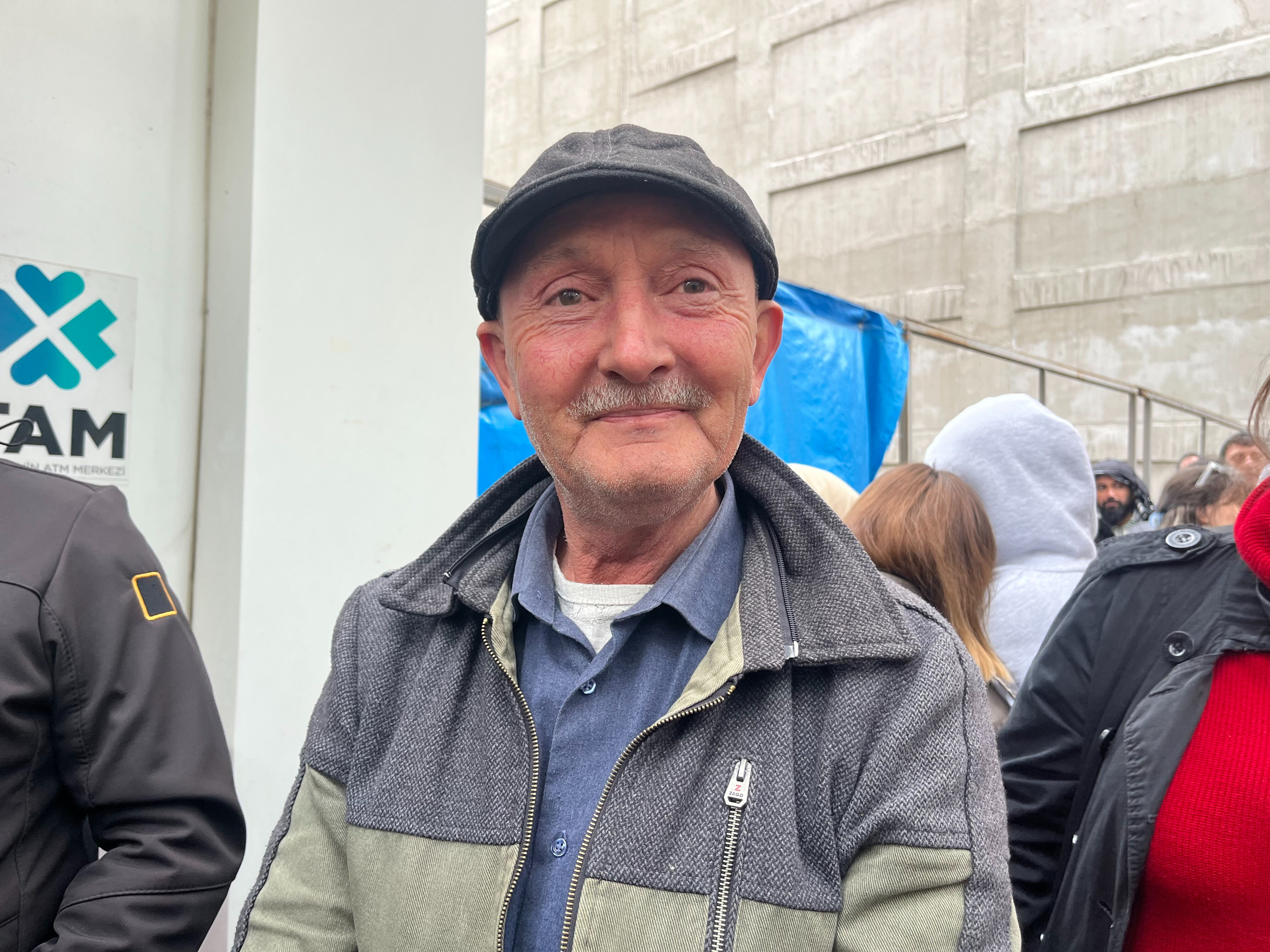 500 bin sosyal konut projesine ilgi büyük! Yüzlerce metre kuyruk oluştu 500 bin sosyal konut projesine ilgi büyük! Yüzlerce metre kuyruk oluştu - 2. Resim