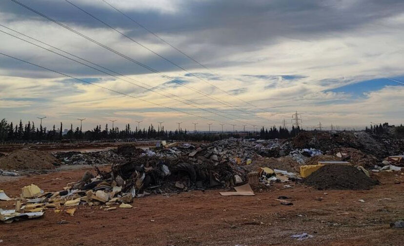 Adana'nın göbeğinde tepki çeken görüntüler: Atıklar hem çevreyi hem havayı kirletti! - 1. Resim