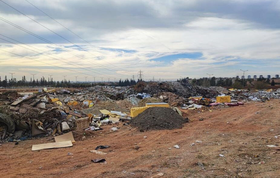 Adana'nın göbeğinde tepki çeken görüntüler: Atıklar hem çevreyi hem havayı kirletti! - 2. Resim