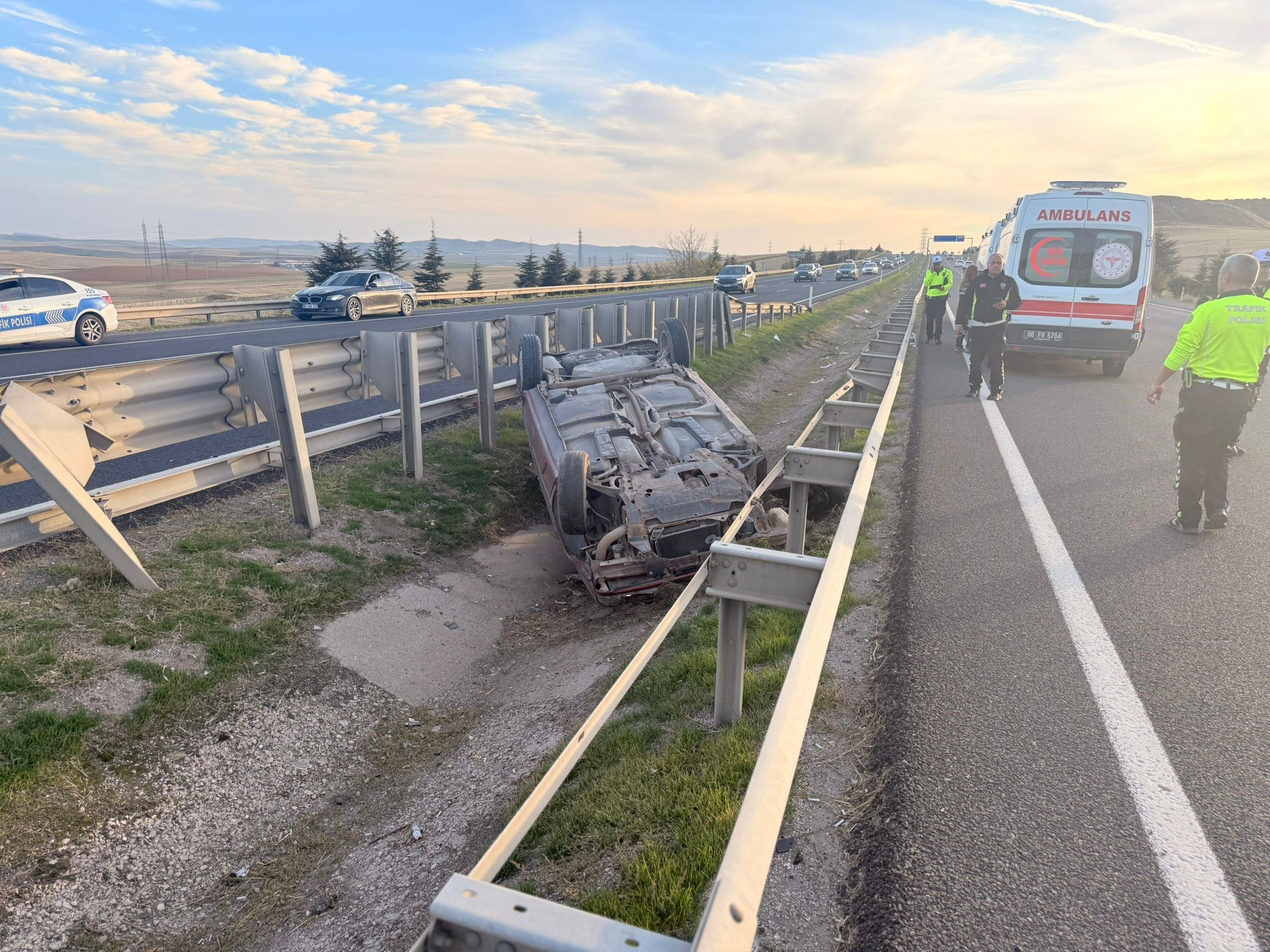 Ankara'da sabah saatlerinde feci kaza: 1'i çocuk 3 yaralı - 1. Resim