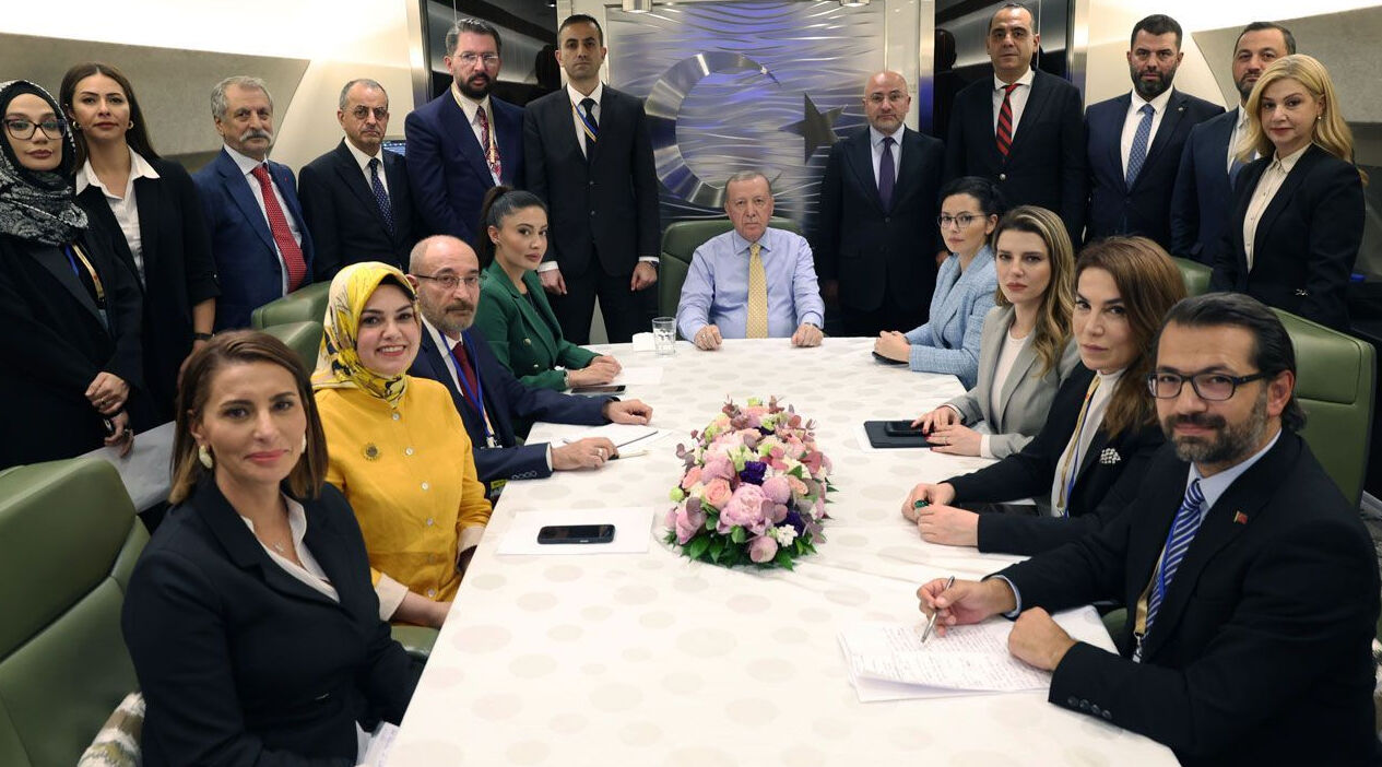 Azerbaycan dönüşü konuşan Erdoğan’dan aile vurgusu: Nüfus artış hızımız 1,7, bunu hazmedemeyiz Azerbaycan dönüşü konuşan Erdoğan’dan aile vurgusu: Nüfus artış hızımız 1,7, bunu hazmedemeyiz - 1. Resim