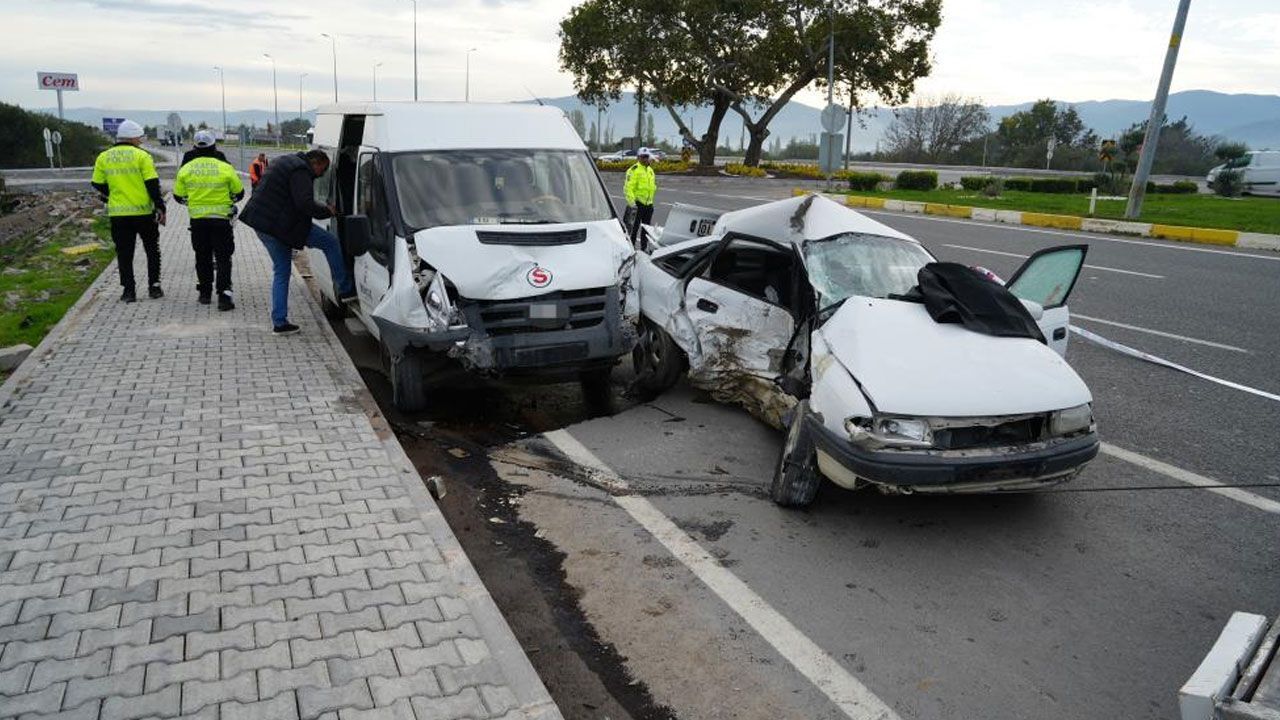 Balıkesir'de minibüs ile otomobil çarpıştı: Ölü ve yaralılar var - 3. Sayfa