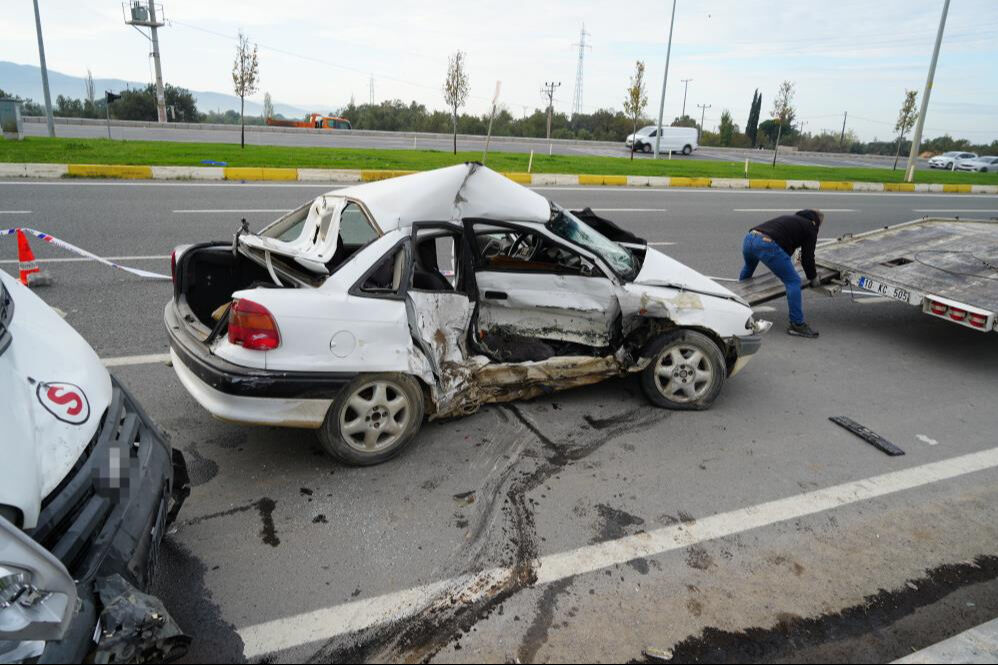 Balıkesir'de minibüs ile otomobil çarpıştı: Ölü ve yaralılar var Balıkesir'de minibüs ile otomobil çarpıştı: Ölü ve yaralılar var - 1. Resim