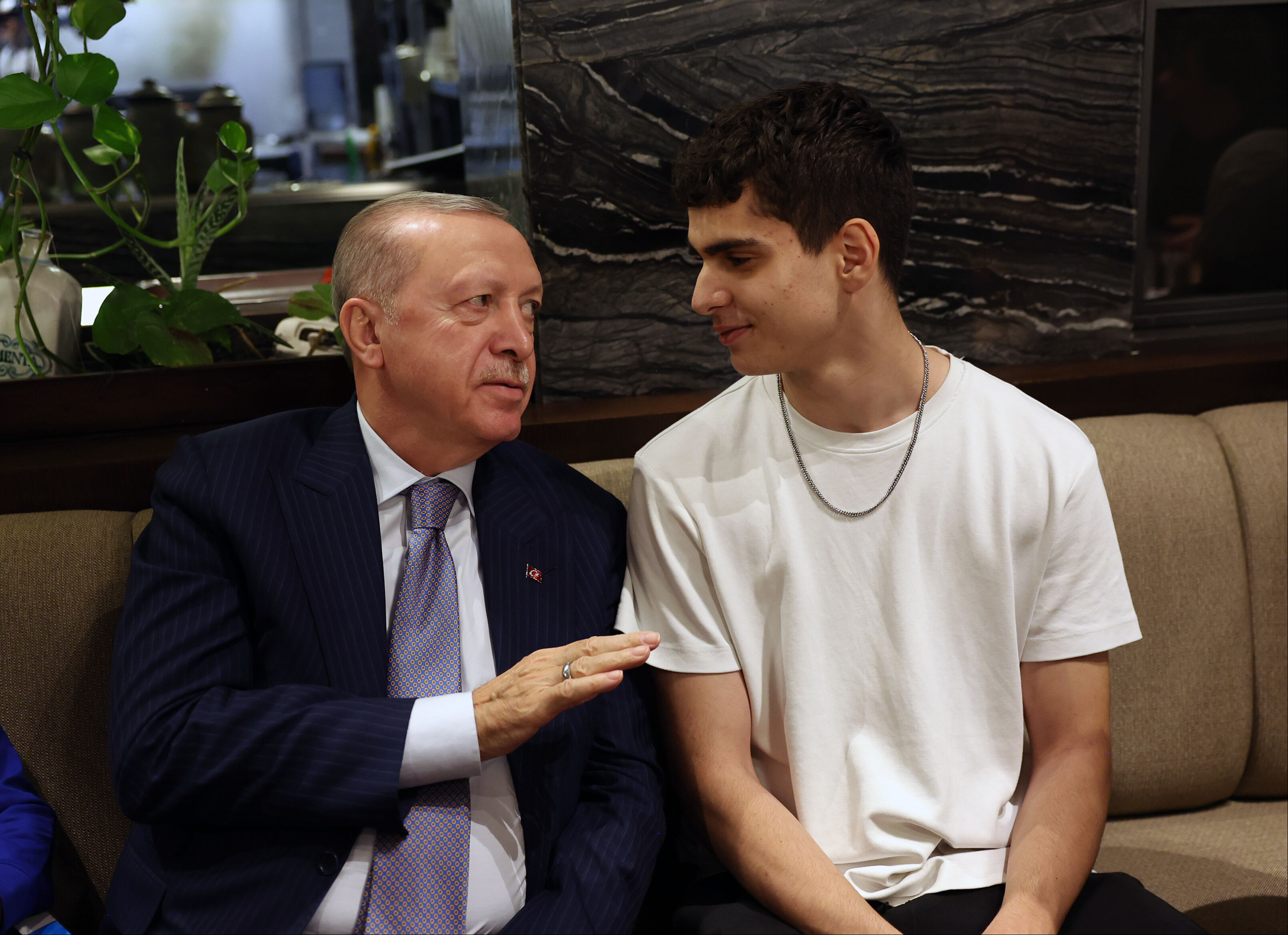 Cumhurbaşkanı Erdoğan'dan sürpriz kafe ziyareti: Vatandaşlarla sohbet etti - 5. Resim