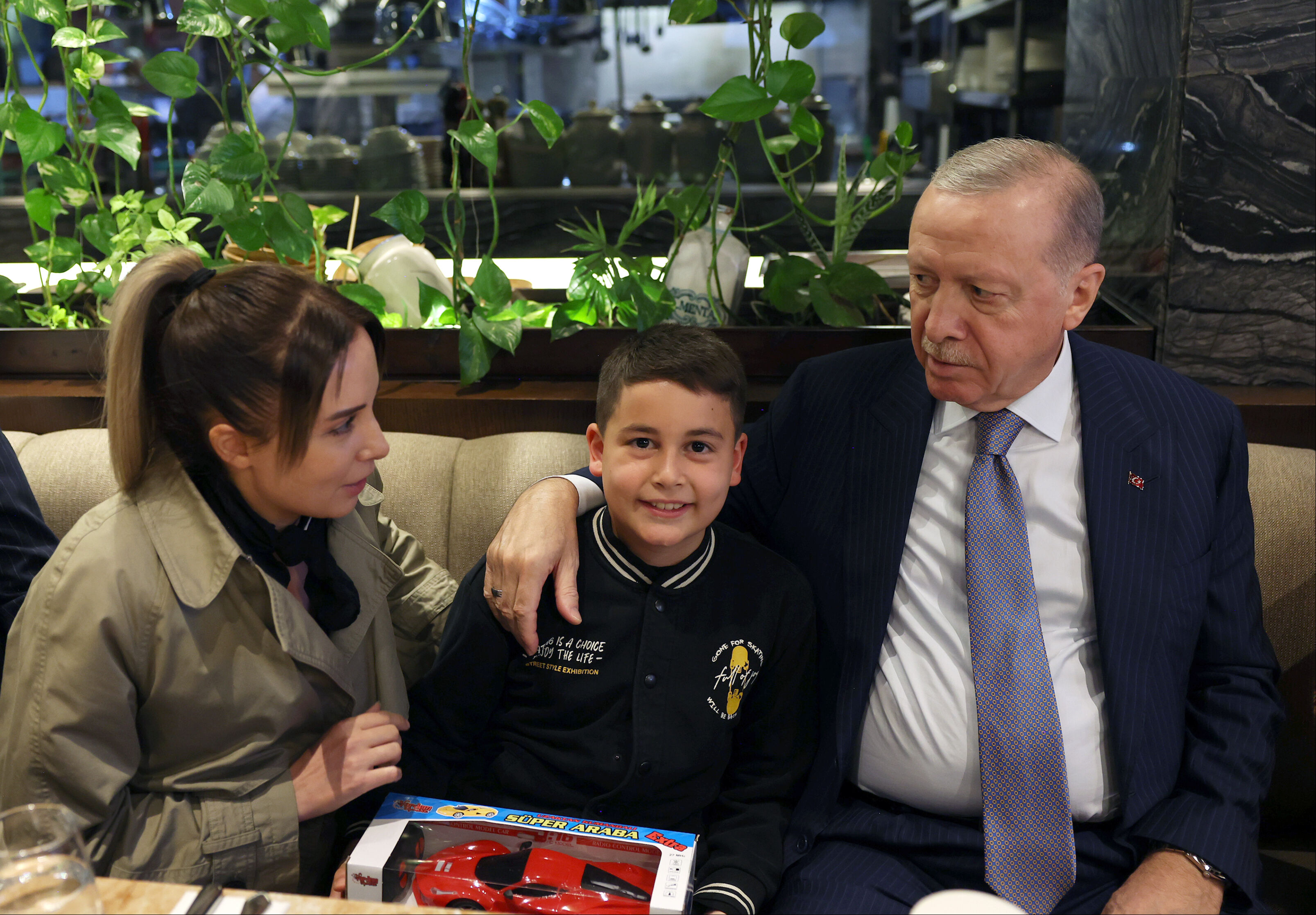 Cumhurbaşkanı Erdoğan'dan sürpriz kafe ziyareti: Vatandaşlarla sohbet etti - 2. Resim