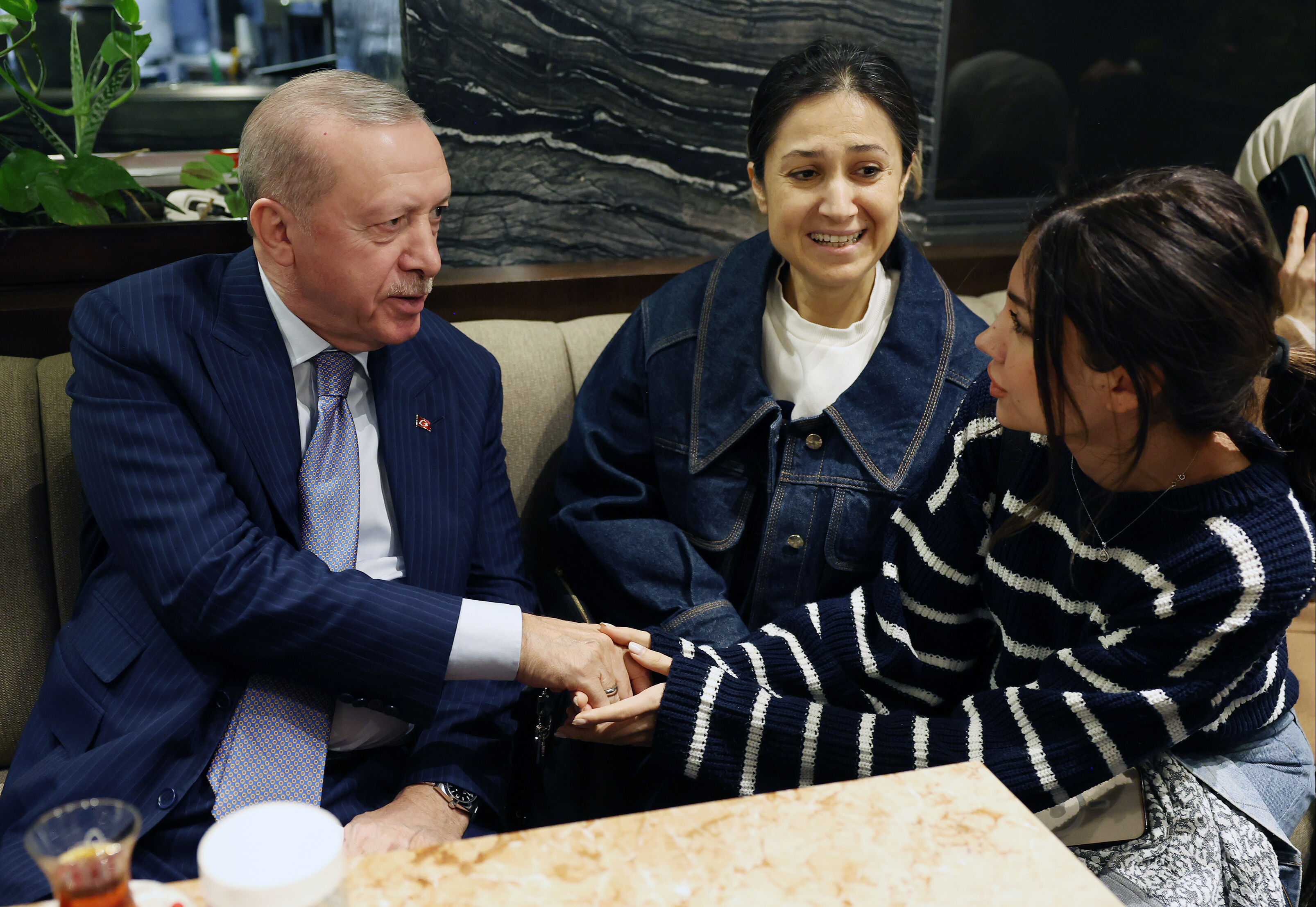 Cumhurbaşkanı Erdoğan'dan sürpriz kafe ziyareti: Vatandaşlarla sohbet etti - 4. Resim