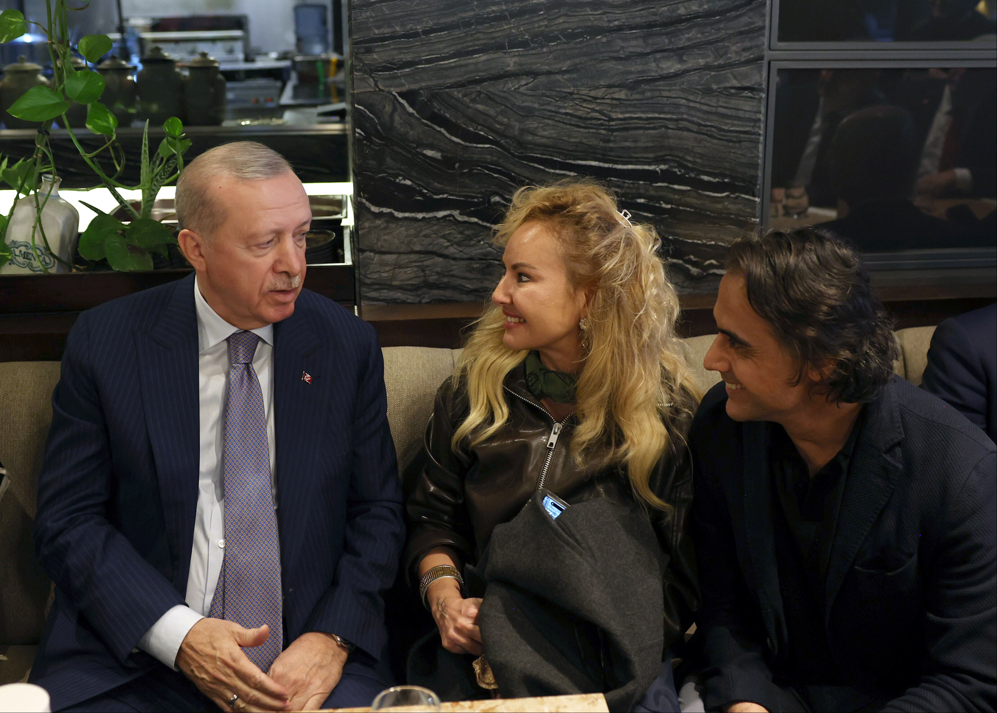 Cumhurbaşkanı Erdoğan'dan sürpriz kafe ziyareti: Vatandaşlarla sohbet etti - 1. Resim