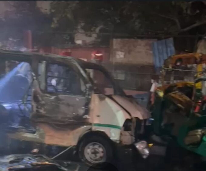 Delhi’de Kızıl Kale yakınlarında peş peşe patlama: En az 8 ölü var - 1. Resim