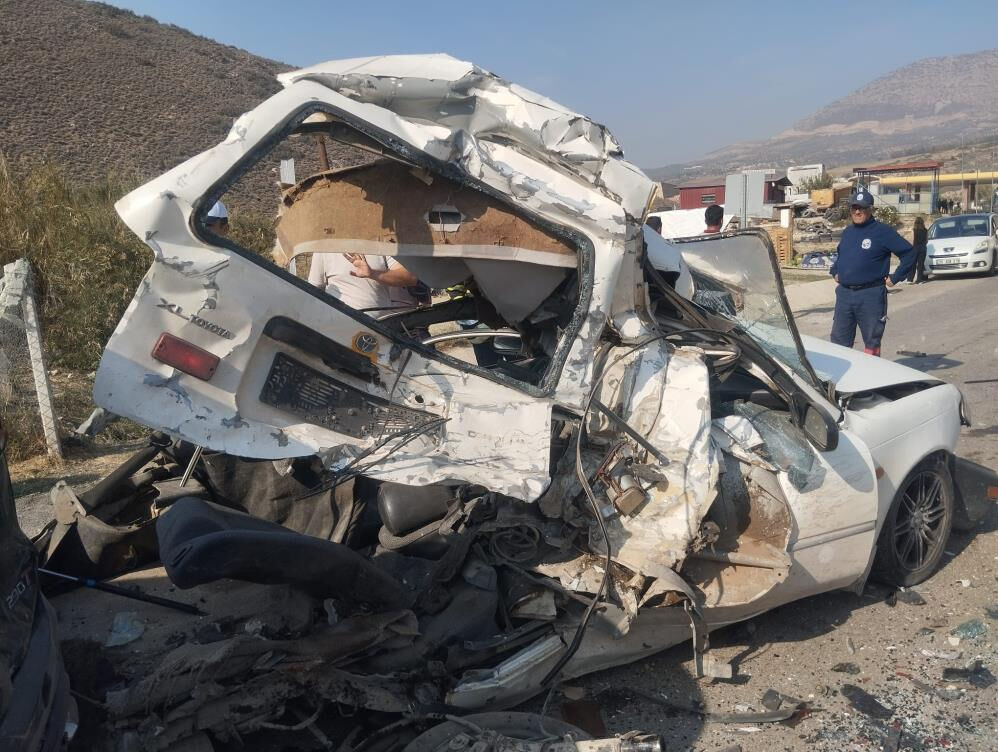 Hatay'da can pazarı! Tır 5 aracı biçti, yaralılar var - 1. Resim