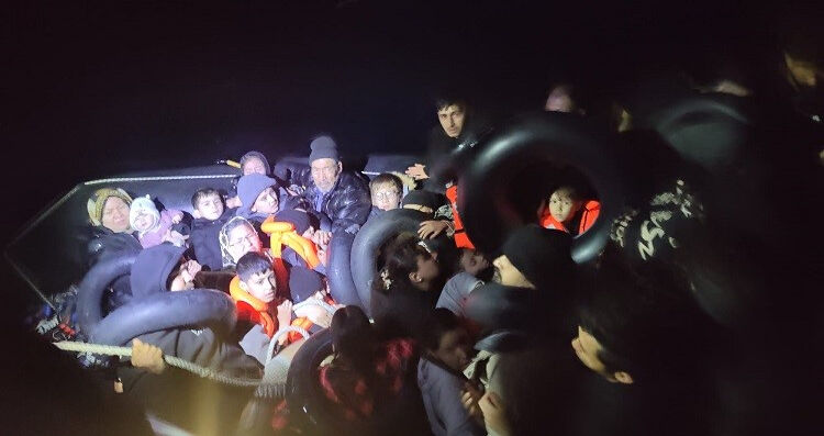 İzmir açıklarında göçmen kurtarma ve yakalama operasyonu - 1. Resim