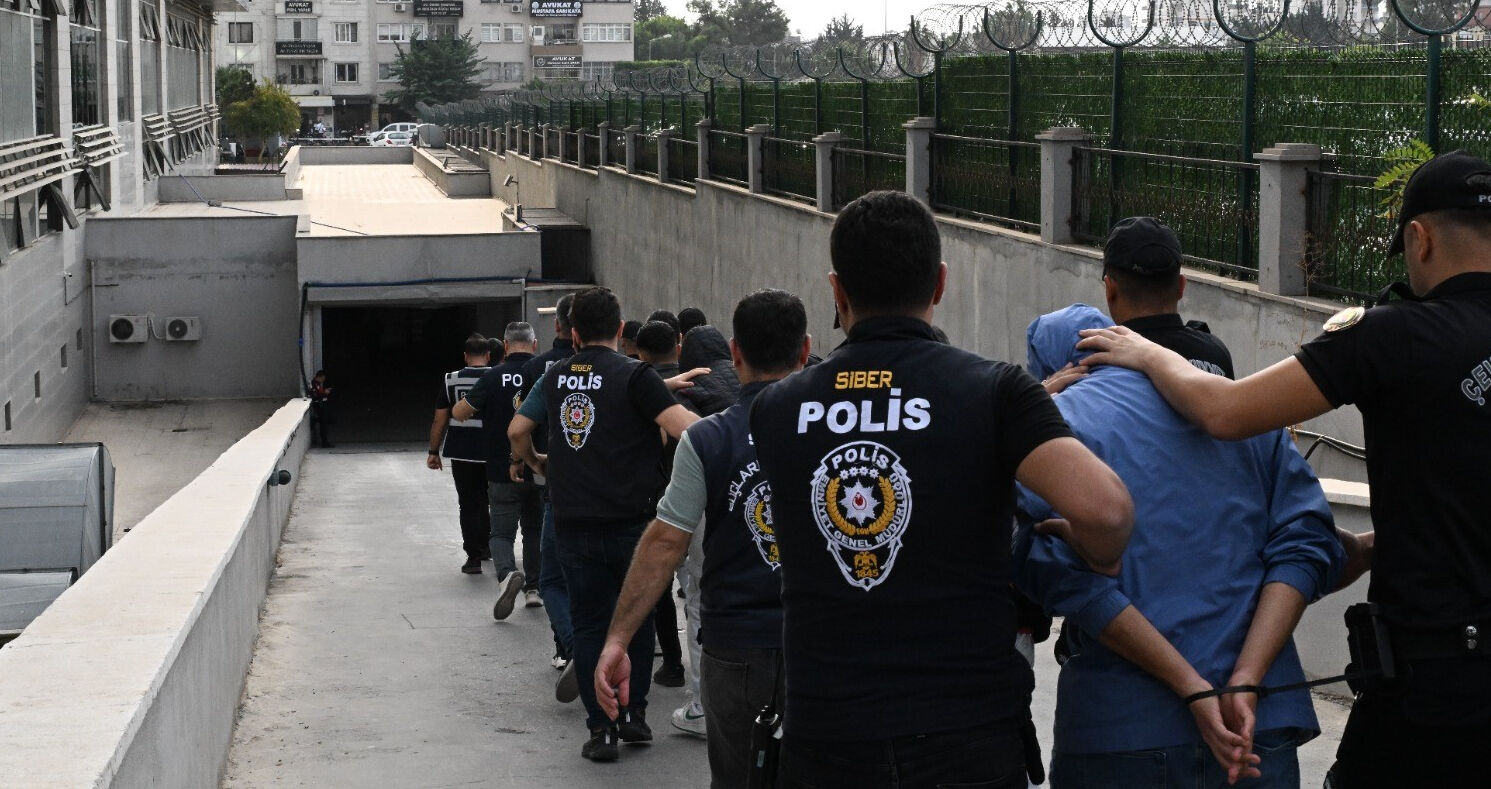 Mersin'de yasa dışı bahis sitesi çökertildi: 46 gözaltı - 1. Resim