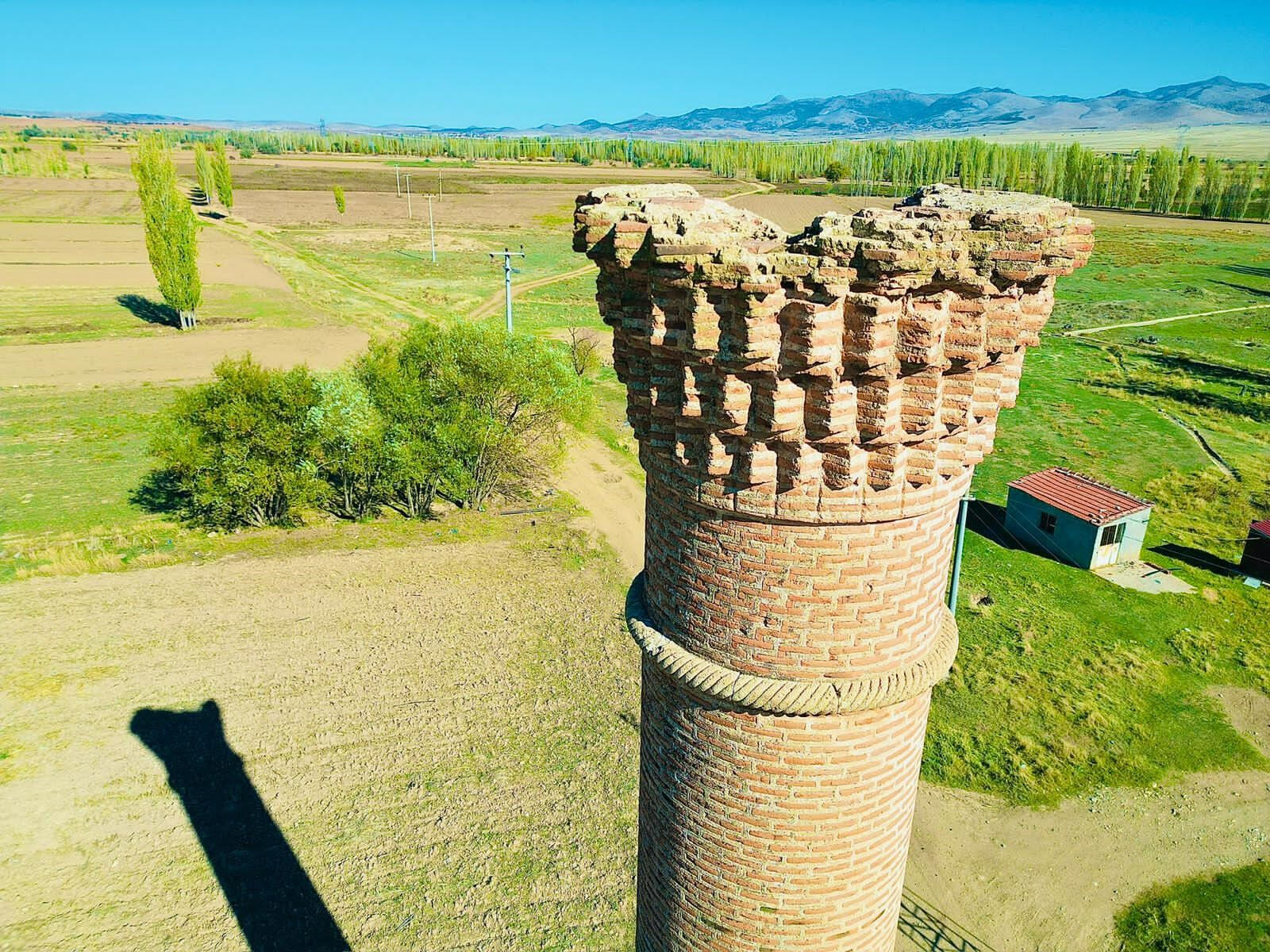 Mescid yandı, minaresi yıllardır ayakta! Akın akın gidiyorlar Mescid yandı, minaresi yıllardır ayakta! Akın akın gidiyorlar - 3. Resim