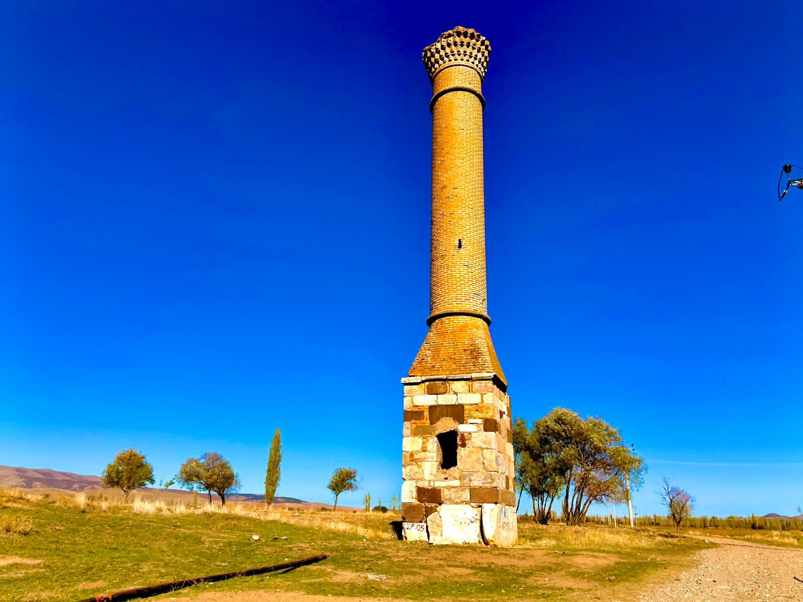 Mescid yandı, minaresi yıllardır ayakta! Akın akın gidiyorlar Mescid yandı, minaresi yıllardır ayakta! Akın akın gidiyorlar - 2. Resim