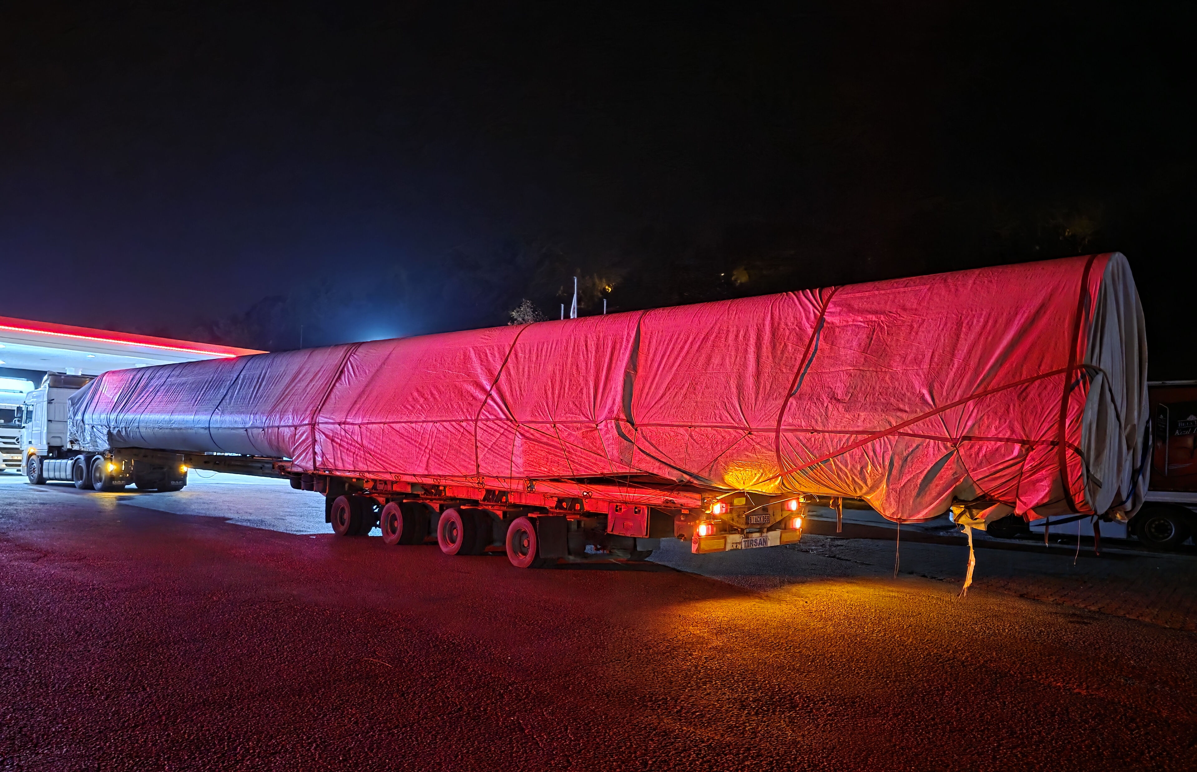 Önce tıra ardından bariyerlere çarptı! Feci kazada sürücü can verdi Önce tıra ardından bariyerlere çarptı! Feci kazada sürücü can verdi - 1. Resim