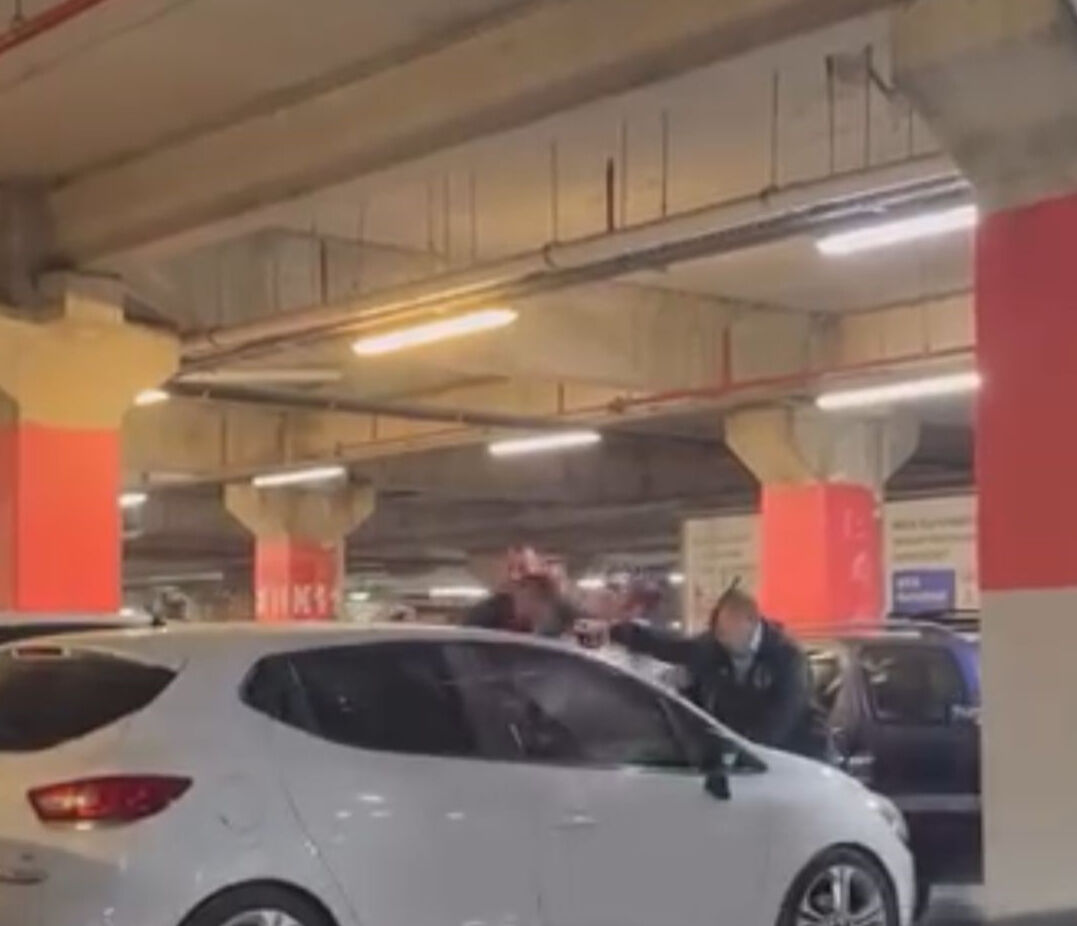 Otoparkta yer kavgası! 2 aile birbirine girdi, tekme ve yumruklar havada uçuştu - 1. Resim