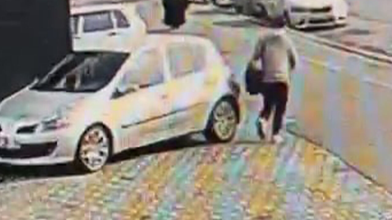 Sakarya'da akılalmaz görüntü! Park halindeki aracı durduk yere çizdi Sakarya'da akılalmaz görüntü! Park halindeki aracı durduk yere çizdi - 1. Resim