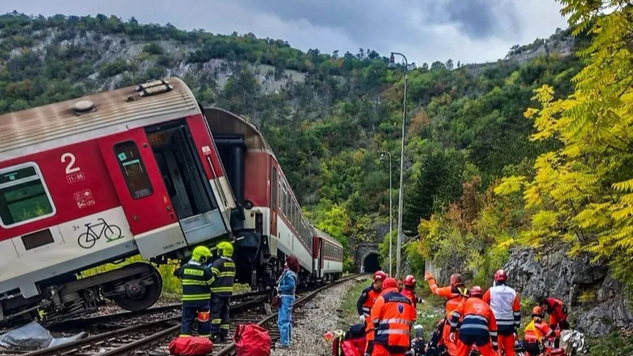  - İki tren kafa kafaya çarpıştı: Çok sayıda yaralı var