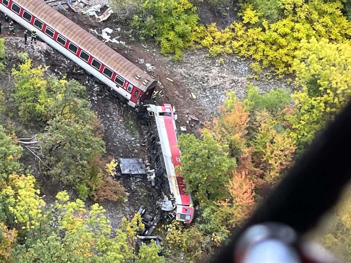 Slovakya’da iki tren kafa kafaya çarpıştı: Çok sayıda yaralı var - 1. Resim