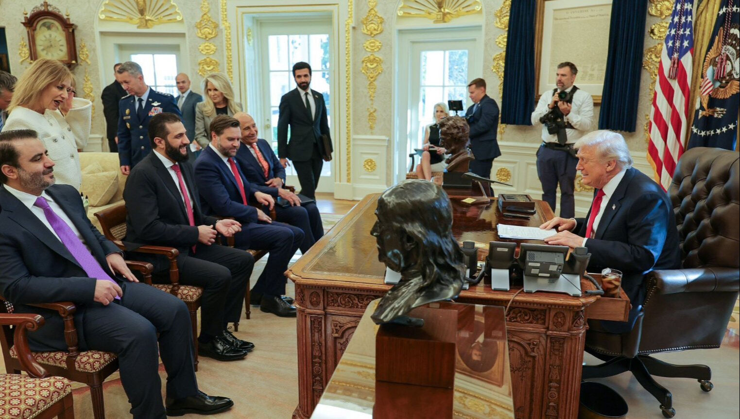 Suriye ile ABD ilişkilerinde bir ilk! Beyaz Saray'daki Şara-Trump görüşmesi başladı - 1. Resim