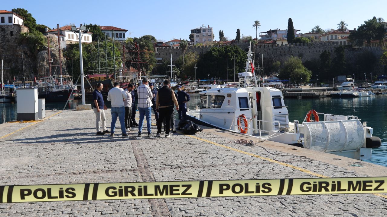 Antalya&#039;da denizden kadın cesedi çıktı! Ekipler kimliğini araştırıyor