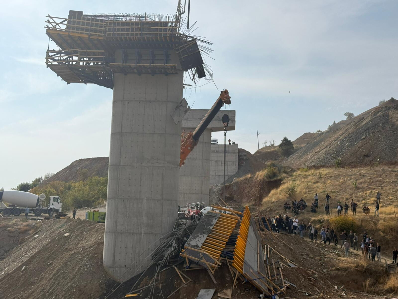 Diyarbakır Kulp'ta köprü inşaatında çökme meydana geldi! Ölü ve yaralılar var Diyarbakır Kulp'ta köprü inşaatında çökme meydana geldi! Ölü ve yaralılar var - 3. Resim