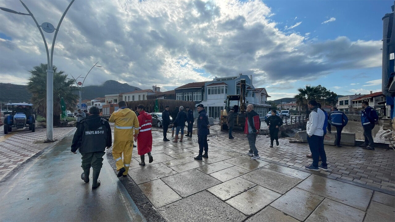 Foça yine sulara gömüldü! Vatandaş isyan etti: Kimse el atmıyor - 3. Resim