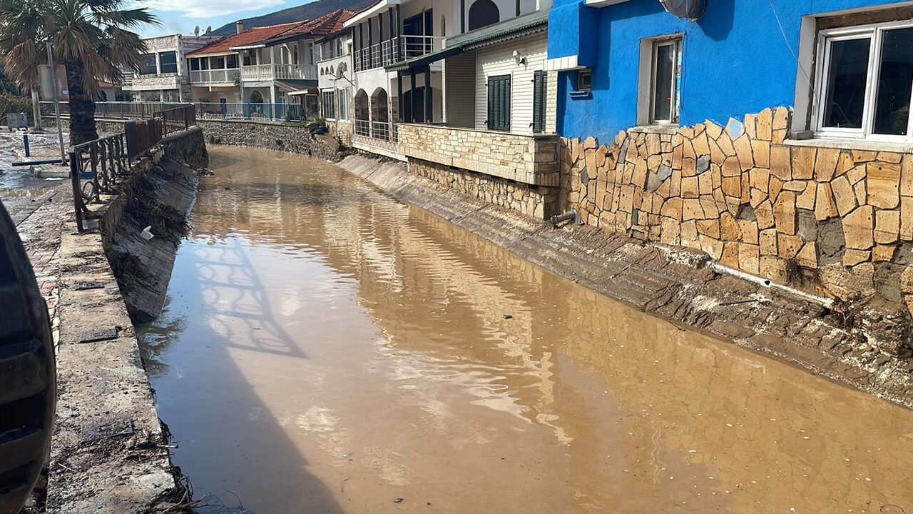 Foça yine sulara gömüldü! Vatandaş isyan etti: Kimse el atmıyor - 1. Resim