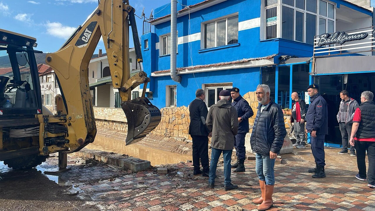 Foça yine sulara gömüldü! Vatandaş isyan etti: Kimse el atmıyor - 2. Resim