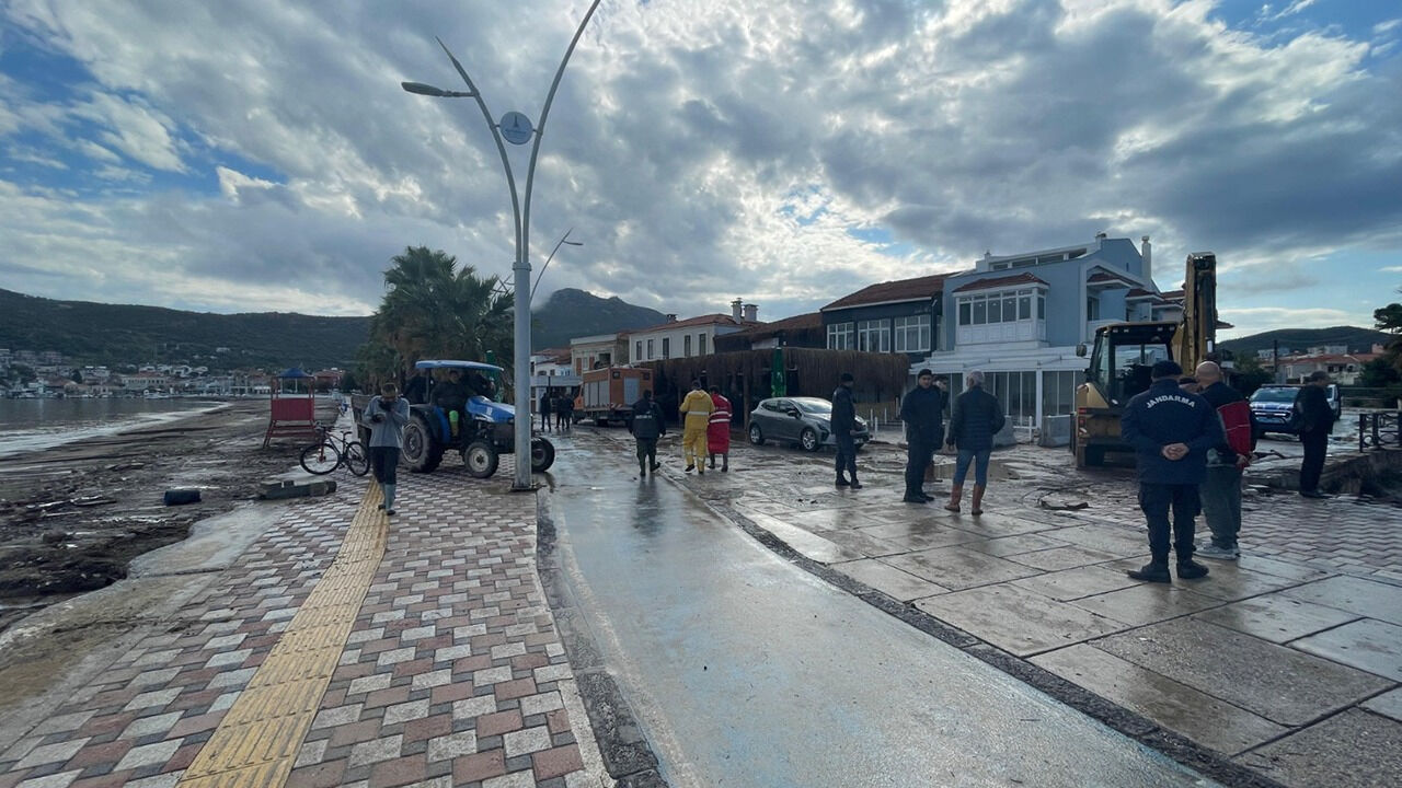 Foça yine sulara gömüldü! Vatandaş isyan etti: Kimse el atmıyor - 4. Resim