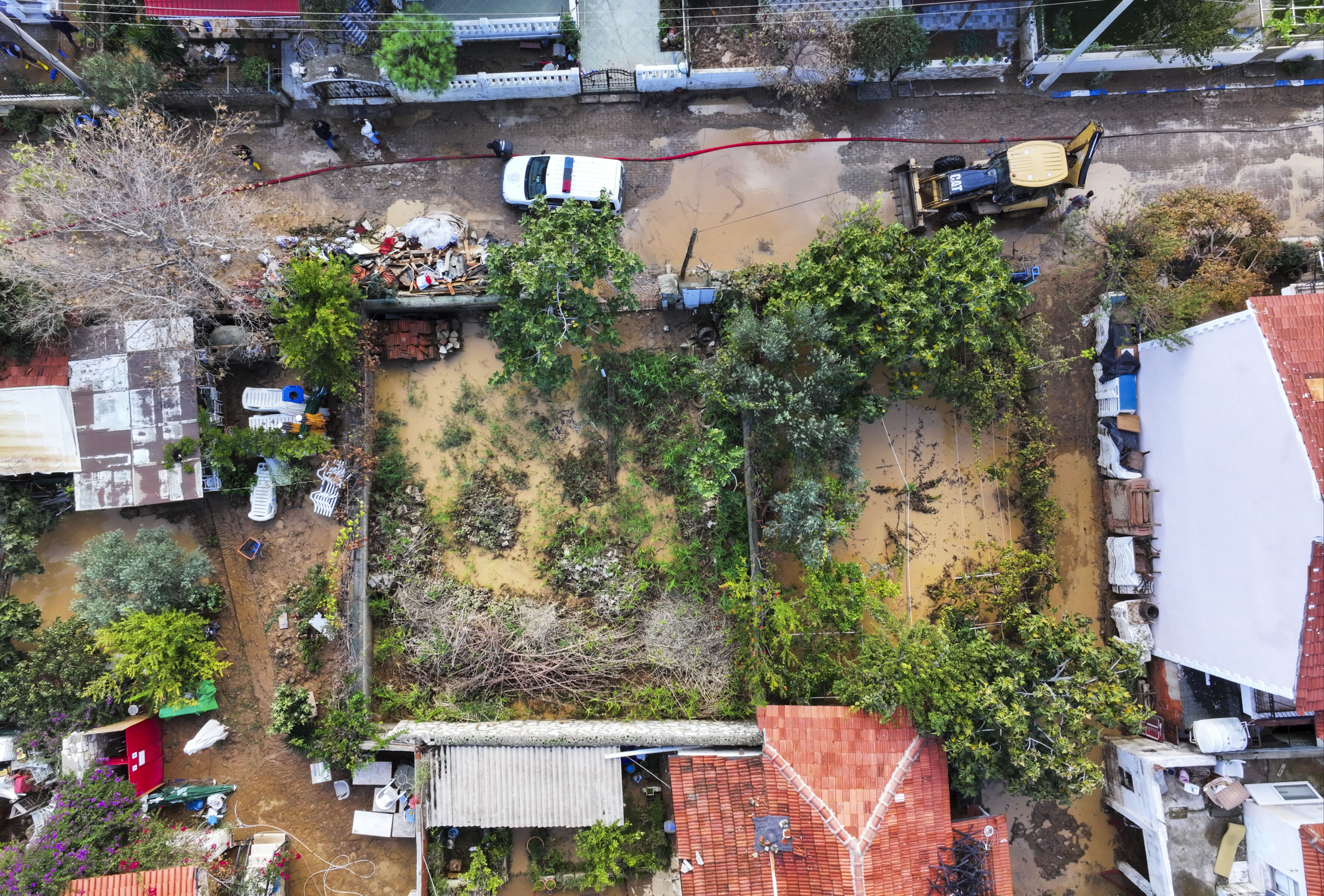 Fo&ccedil;a yine sulara g&ouml;m&uuml;ld&uuml;! Vatandaş isyan etti: Kimse el atmıyor - 1. Resim