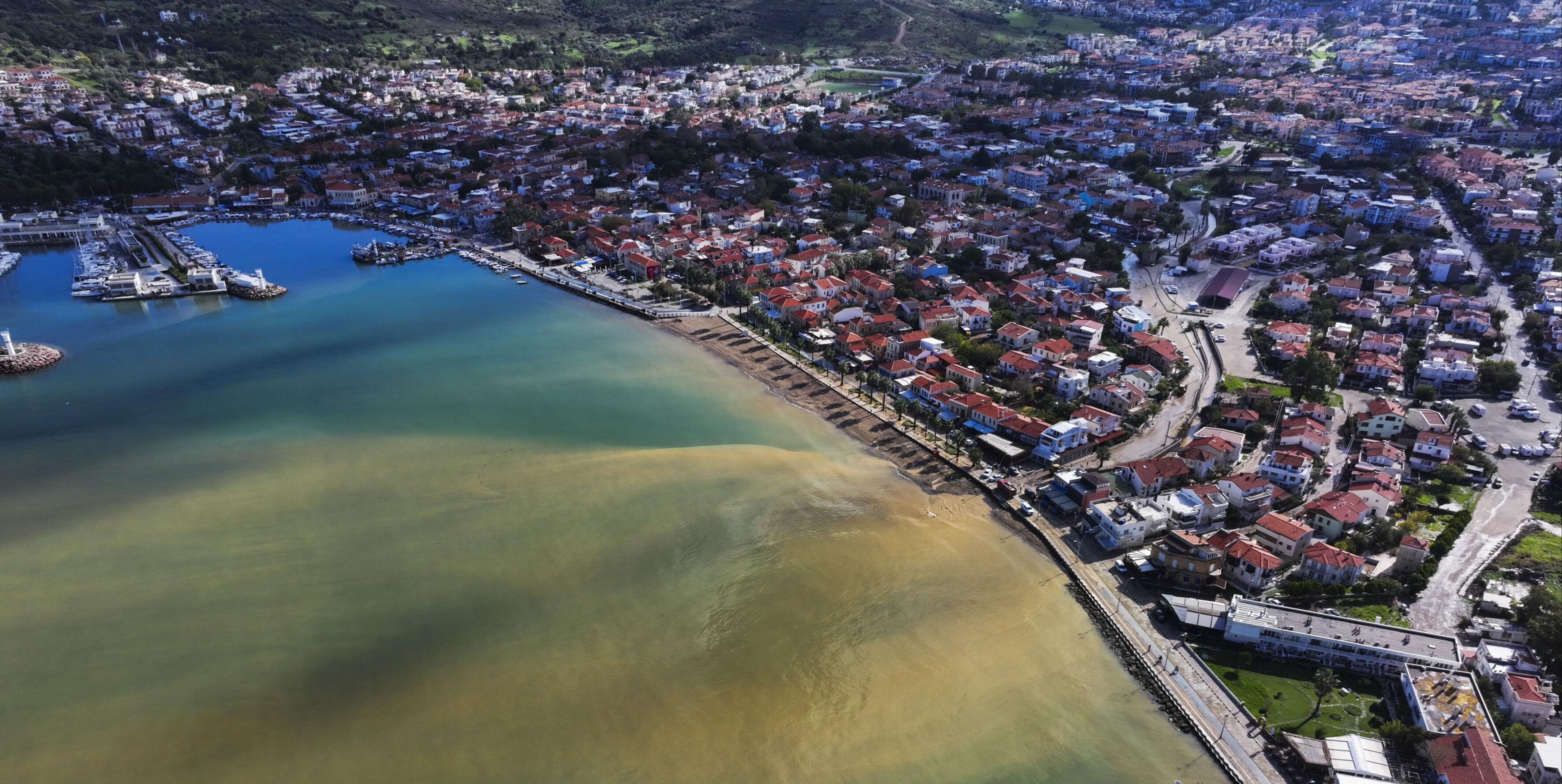 Fo&ccedil;a yine sulara g&ouml;m&uuml;ld&uuml;! Vatandaş isyan etti: Kimse el atmıyor - 2. Resim