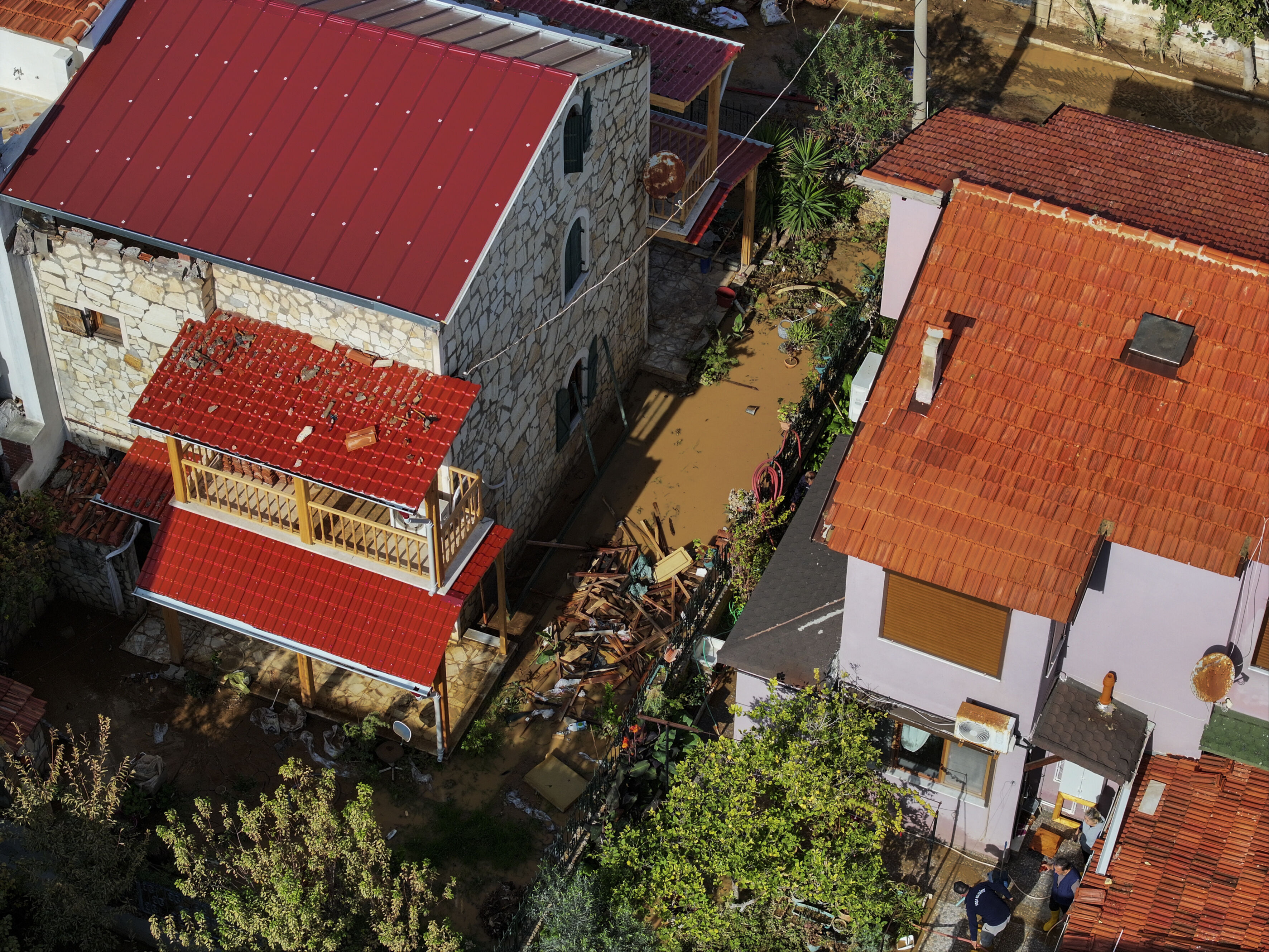 Fo&ccedil;a yine sulara g&ouml;m&uuml;ld&uuml;! Vatandaş isyan etti: Kimse el atmıyor - 4. Resim