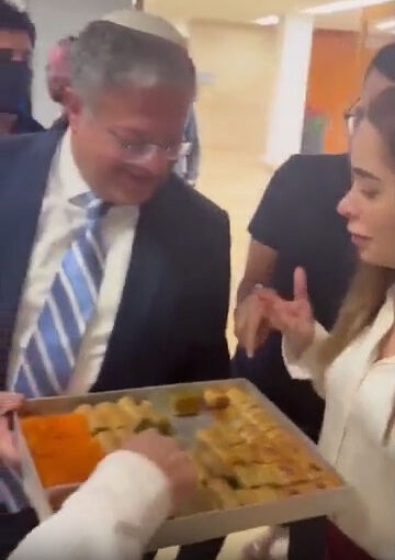 İsrailli bakan Ben-Gvir’den skandal kutlama! Filistinli tutuklulara idam öngören tasarı onaylanınca tatlı dağıttı - 1. Resim