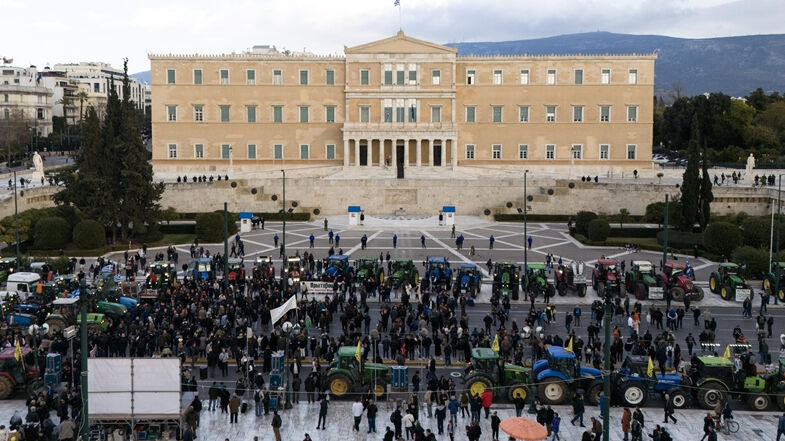 Kabine istifaları yetmedi, çiftçiler sokağa döküldü! Yunanistan'da hükümete mesaj - 1. Resim