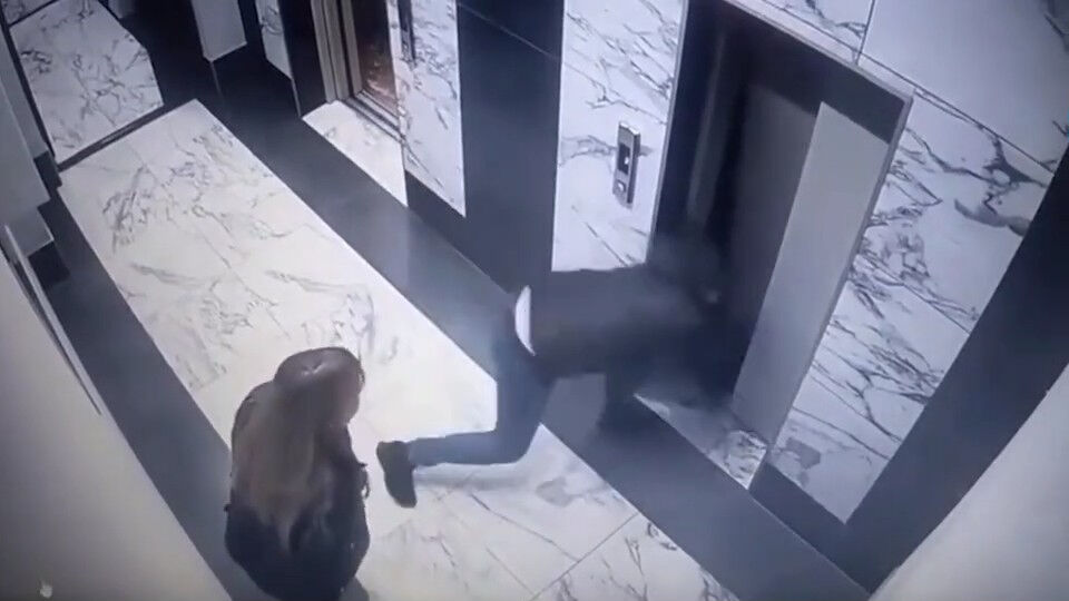 Rusya'da korku dolu anlar! 3 yaşındaki çocuk ailesinin gözü önünde apartman boşluğuna düştü - 2. Resim