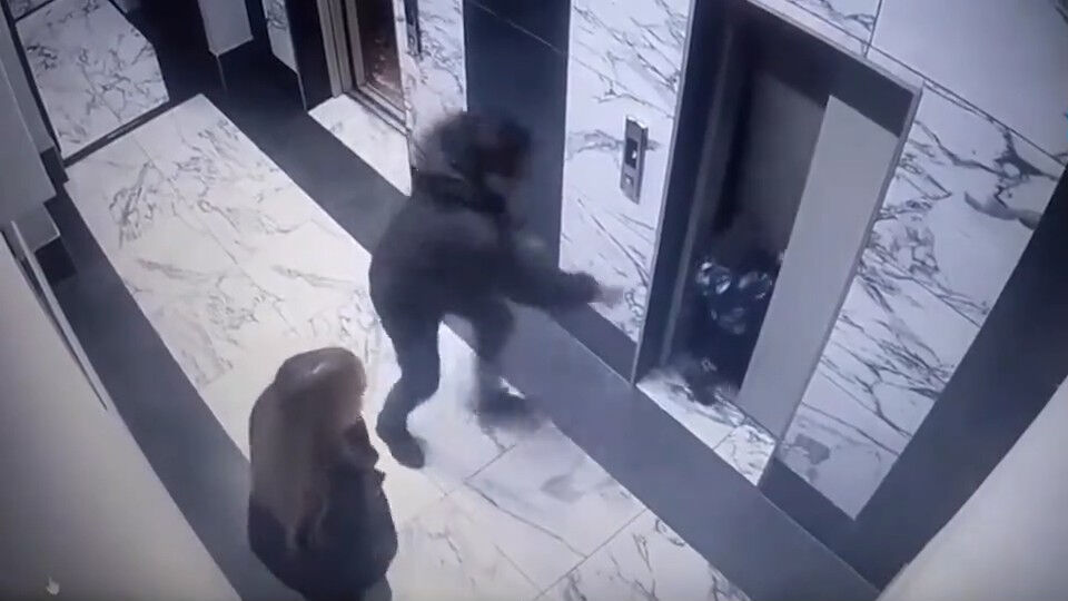 Rusya'da korku dolu anlar! 3 yaşındaki çocuk ailesinin gözü önünde apartman boşluğuna düştü - 1. Resim