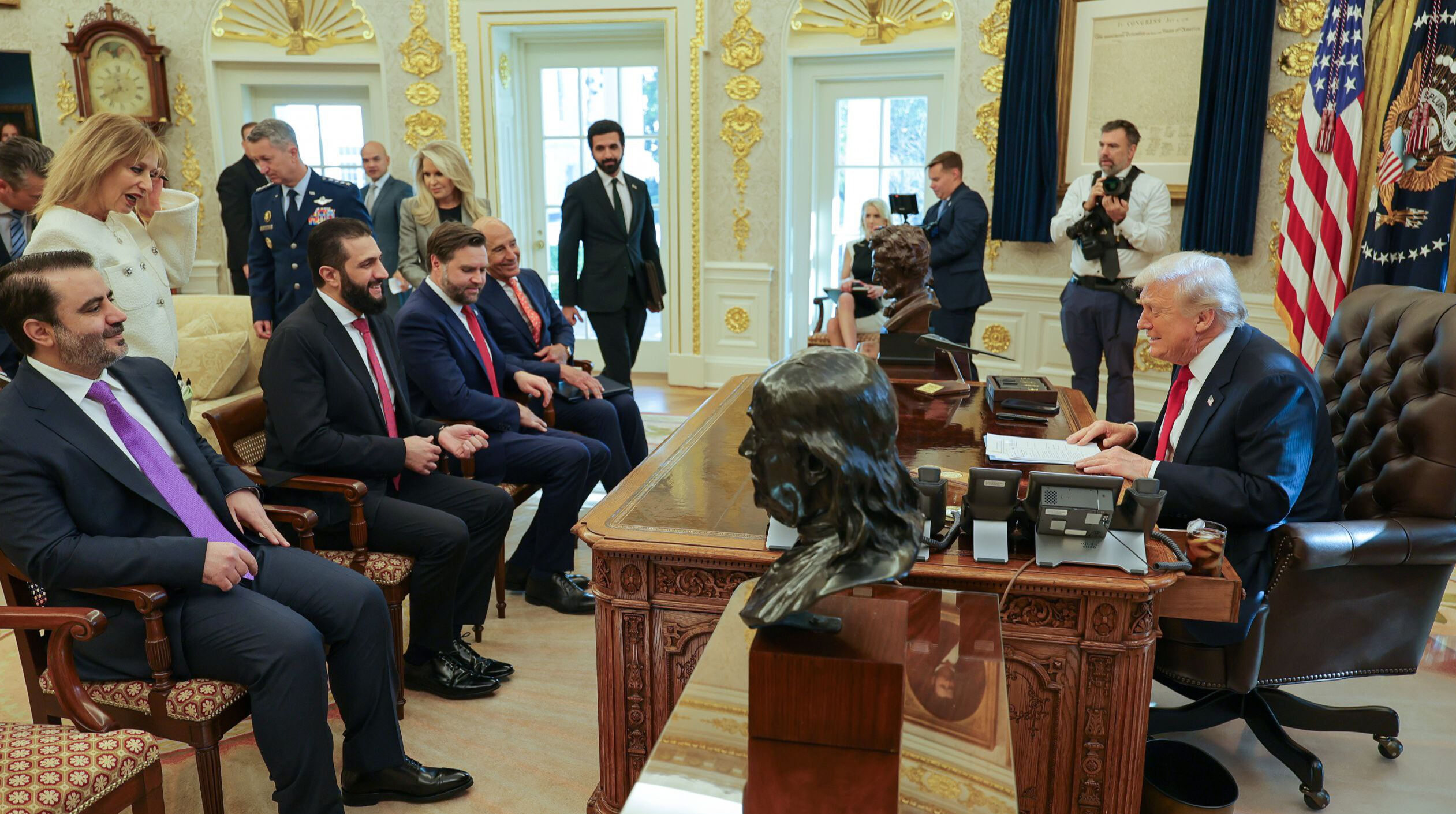 Şara, Beyaz Saray&rsquo;da Trump ile g&ouml;r&uuml;şt&uuml;! DEAŞ&rsquo;a karşı ortak merkezler kurulacak - 2. Resim