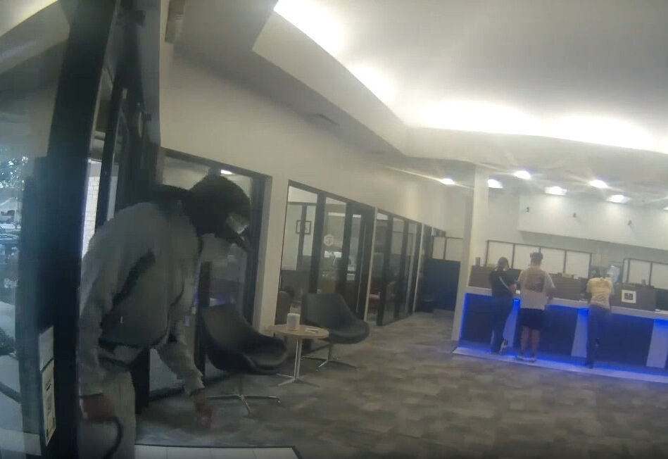 Topallayarak girdiği bankadan koşarak çıktı! Akıllara durgunluk veren soygun kamerada - 2. Resim