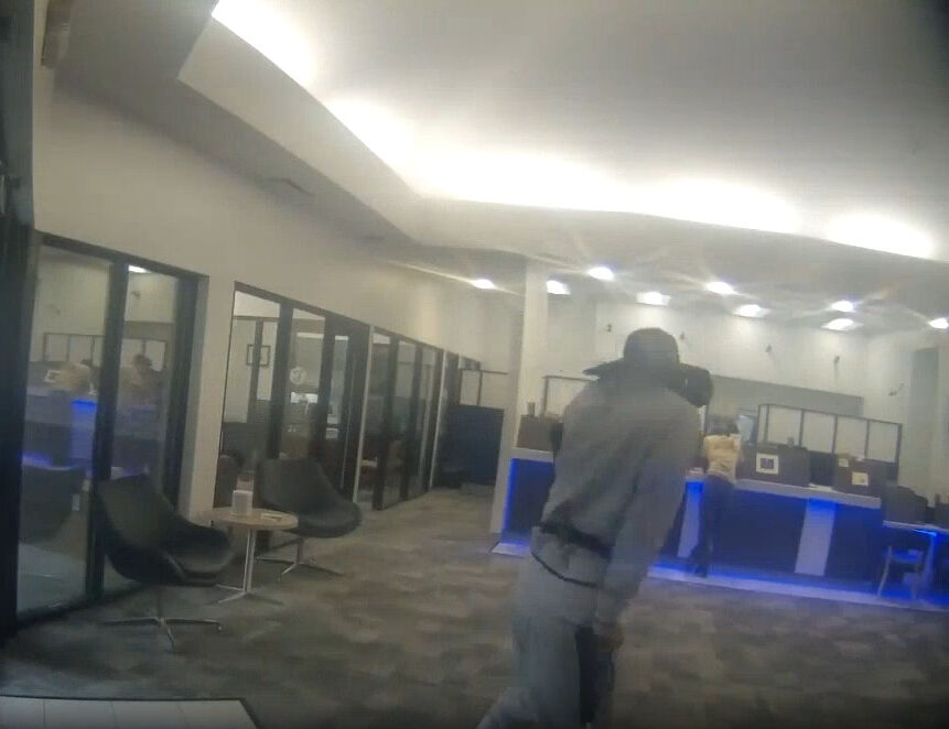 Topallayarak girdiği bankadan koşarak çıktı! Akıllara durgunluk veren soygun kamerada - 1. Resim