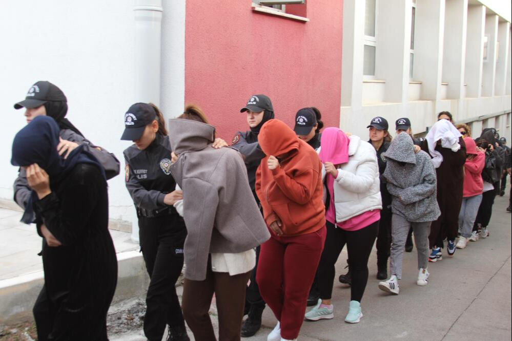 23 ilde büyük operasyon: Müteahhitleri dolandıran çete çökertildi! 23 ilde büyük operasyon: Müteahhitleri dolandıran çete çökertildi! - 2. Resim